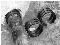  Ввод трубопровода в смотровые колодцы осуществляется при помощи специальных защитных муфт